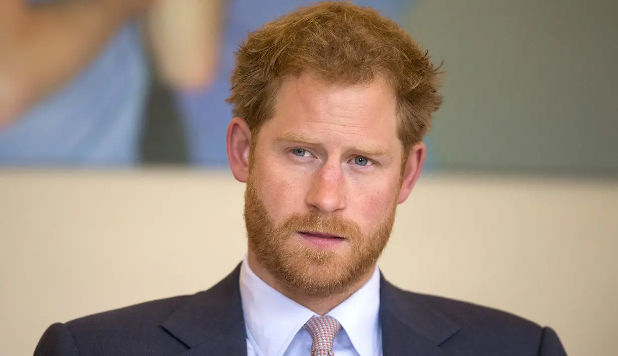 "Sebagai keturunan Inggris, aku kira kami nggak terlalu antusias (tentang pernikahan Prince Harry) seperti keadaan di Amerika saat ini," ujar James. (today.com)
