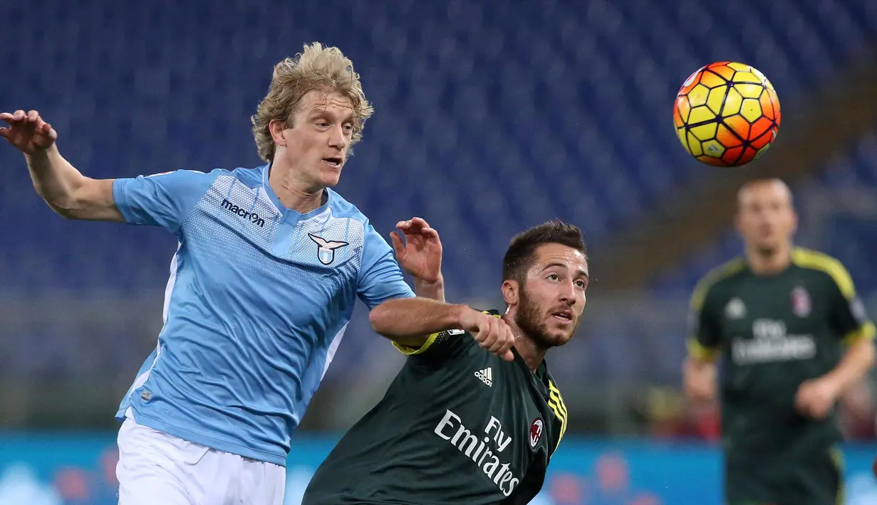 Pemain AC Milan, Andrea Bertolacci (kanan), berebut bola dengan pemain Lazio, Dusan Basta, dalam lanjutan Serie A Italia di Stadion Olimpico, Roma, Senin (2/11/2015) dini hari WIB. (EPA/Alessandro di Meo)