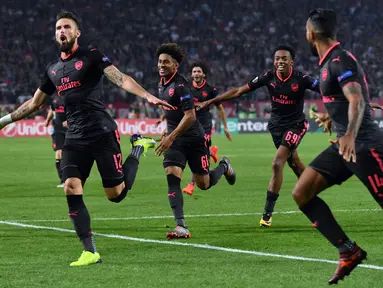 Penyerang Arsenal, Olivier Giroud (kiri) merayakan golnya bersama rekan setim saat melawan Belgrade (Crvena zvezda) pada laga grup H Liga europa di Stadion Rajko Mitic, (19/10/2017). (AFP/Andrej Isakovic)