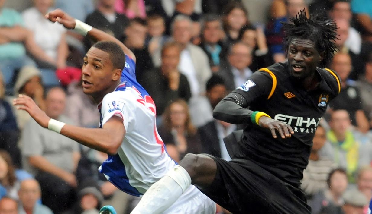 Emmanuel Adebayor. Striker Togo berusia 38 tahun yang sejak awal musim 2021/2022 memperkuat AC Semassi FC ini pernah memperkuat Manchester City selama 1,5 musim mulai 2009/2010 hingga pertengahan musim 2010/2011 sejak didatangkan dari Arsenal pada awal musim 2009/2010 dengan nilai transfer 29 juta euro. Ia langsung mencetak 1 gol pada laga debutnya di pekan pertama Liga Inggris 2009/2010 (15/8/2009) menghadapi tuan rumah Blackburn Rovers yang berkesudahan 2-0. Ia total tampil dalam 45 laga bersama Mancity di semua ajang dengan torehan 19 gol dan 6 assist. (AFP/Martin Elliott)