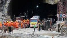 Sebuah ambulans menunggu untuk membawa pekerja dari lokasi terowongan jalan yang sedang dibangun yang runtuh di Silkyara, negara bagian Uttarakhand, India utara, India, Selasa (28/11/2023). Tim penyelamat di India berhasil membebaskan 41 pekerja yang terperangkap dalam terowongan Himalaya yang runtuh selama 17 hari. (AP Photo)