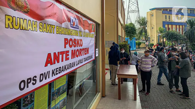 FOTO: Keluarga Korban Kebakaran Lapas Tangerang Datangi RS Polri Kramat Jati
