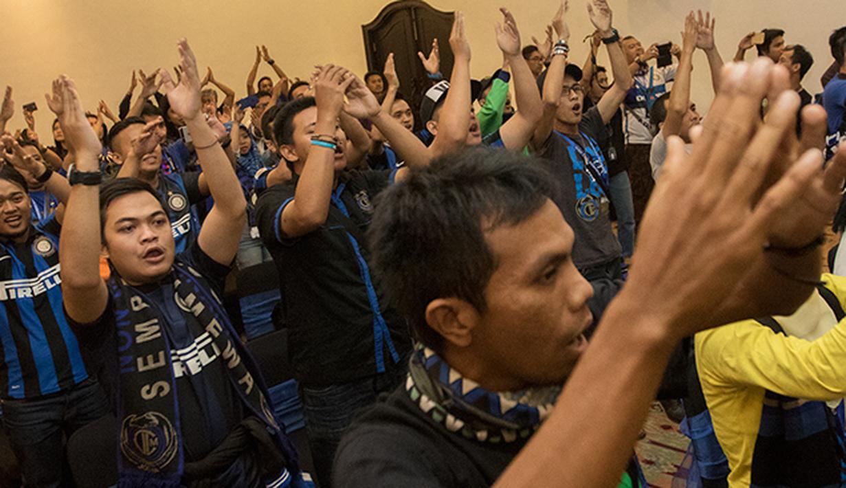 Sejumlah pendukung Inter Milan bersorak-sorai pada Gathering Nasional Inter Club Indonesia (ICI) IV di Bali, Jumat (28/8/2015). Kegiatan itu berlangsung dari 28 hingga 30 Agustus. (Bola.com/Vitalis Yogi Trisna) 