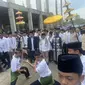 Cawapres nomor urut 1 Muhaimin Iskandar (Cak Imin) menghadiri acara Haul Masyayikh dan Silatnas Alumni Ponpes Terpadu Al-Yasini, Pasuruan, Jawa Timur, Minggu (14/1/2024). Kedatangan Cak Imin disambut atraksi pencak silat santri. (Liputan6.com/Muhammad Radityo Priyasmoro)
