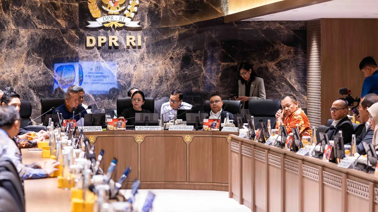 Ketua DPR Puan Maharani bersama para pimpinan fraksi menghasilkan kesepakatan penghentian tunjangan perumahan anggota DPR serta moratorium kunjungan kerja (kunker).
