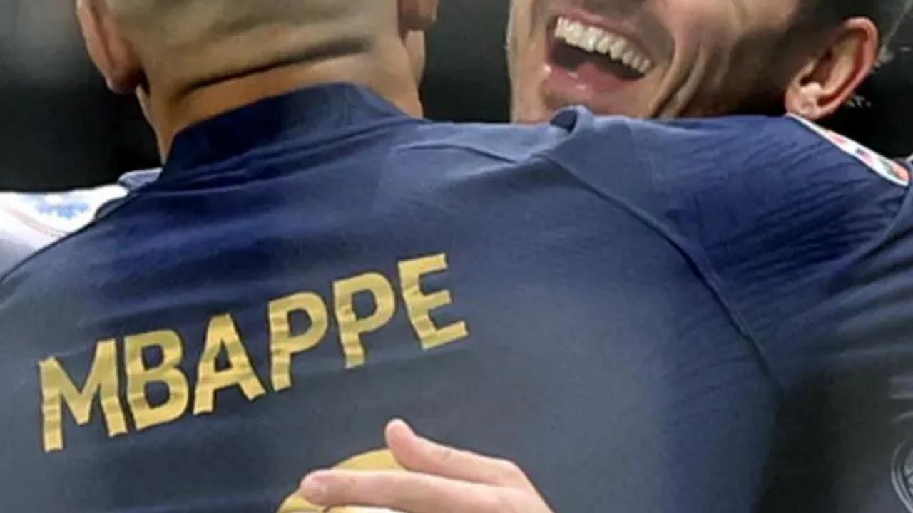Kebahagiaan Kylian Mbappe juga menular ke Antoine Griezmann yang turut merayakan gol keempat sang bintang.