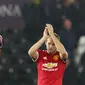 Pemain Manchester United, Romelu Lukaku dan Daley Blind bertepuk tangan ke arah suporter seusai pertandingan Piala Liga Inggris melawan Swansea City di Liberty Stadium, Rabu (25/10). MU sukses menekuk Swansea City dengan skor 2-0. (GEOFF CADDICK/AFP)