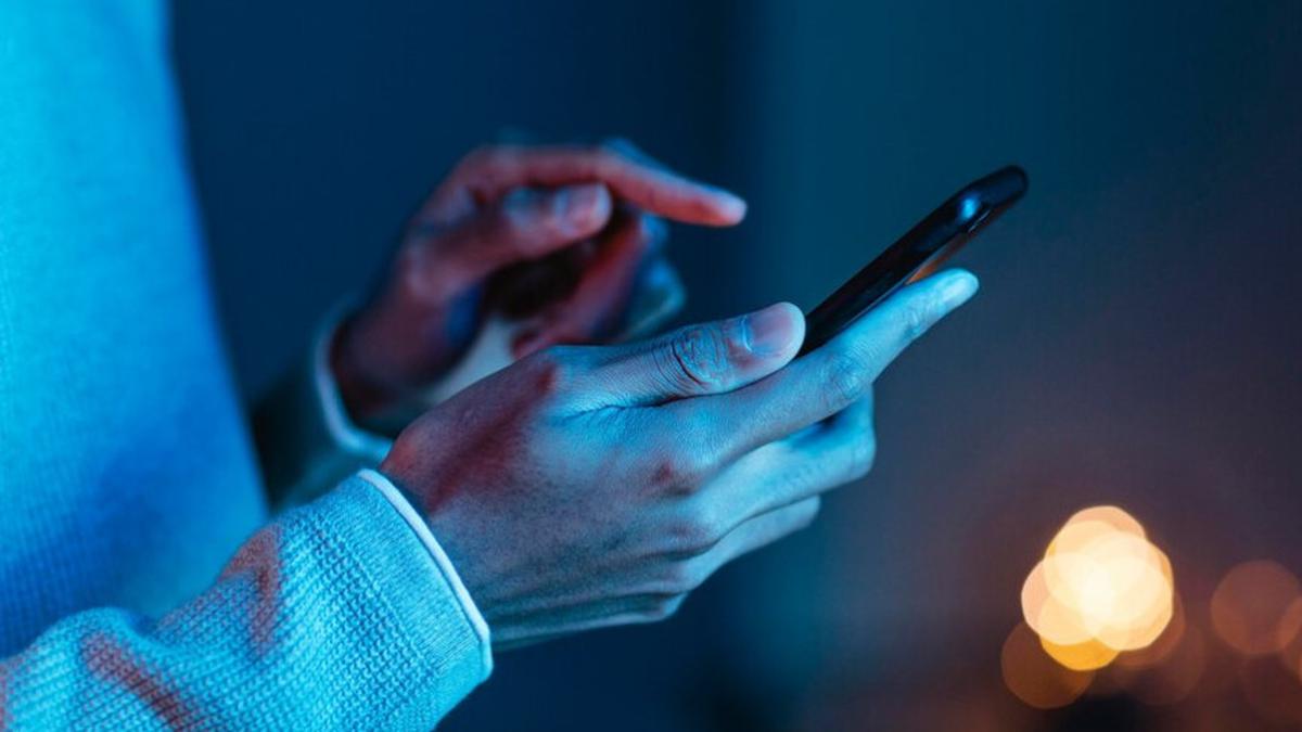 Dari Pesan ke Perasaan, 5 Tanda Pria Menyukaimu Lewat Chat