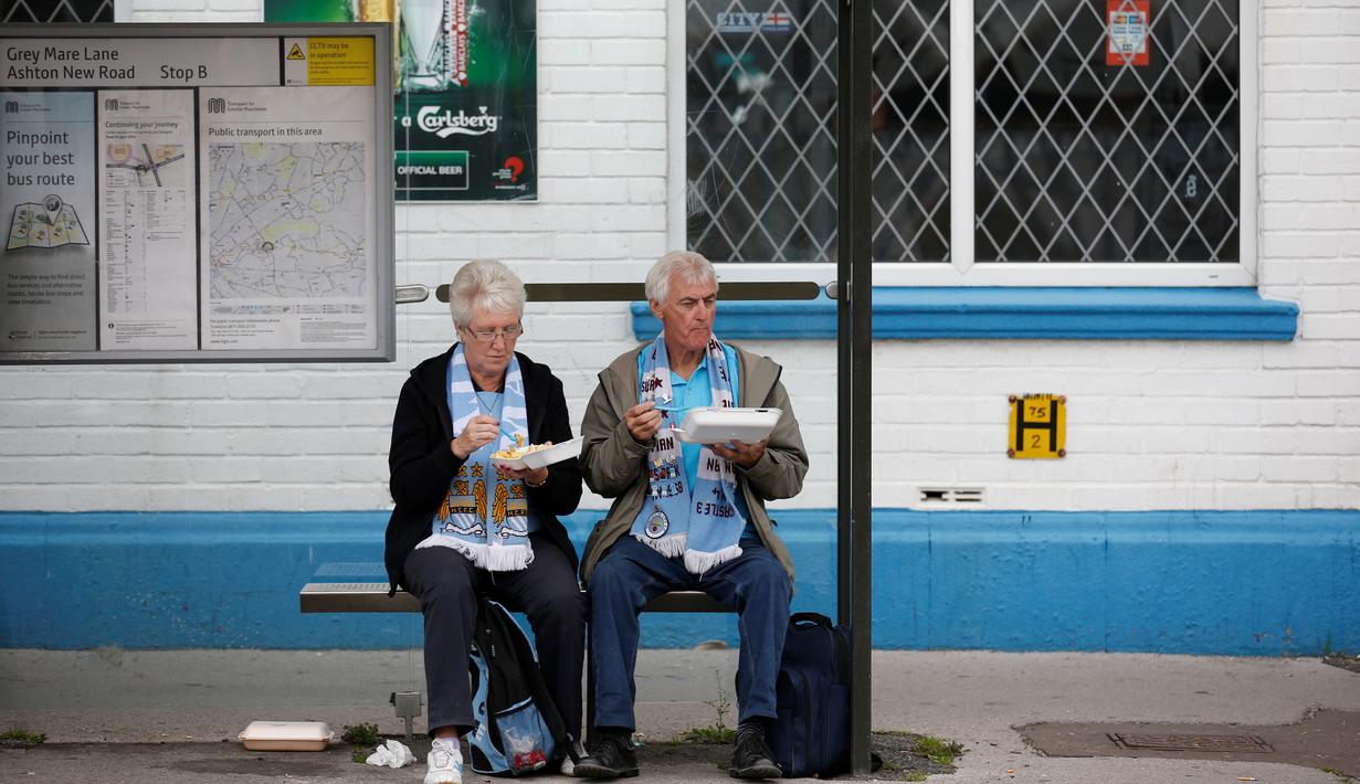 Fans Manchester City Menikmati makanan menunggu dimulainya partai Manchester City vs Newcastle United di Etihad Stadium, Sabtu, (03/10/2015).. Reuters / Carl Recine