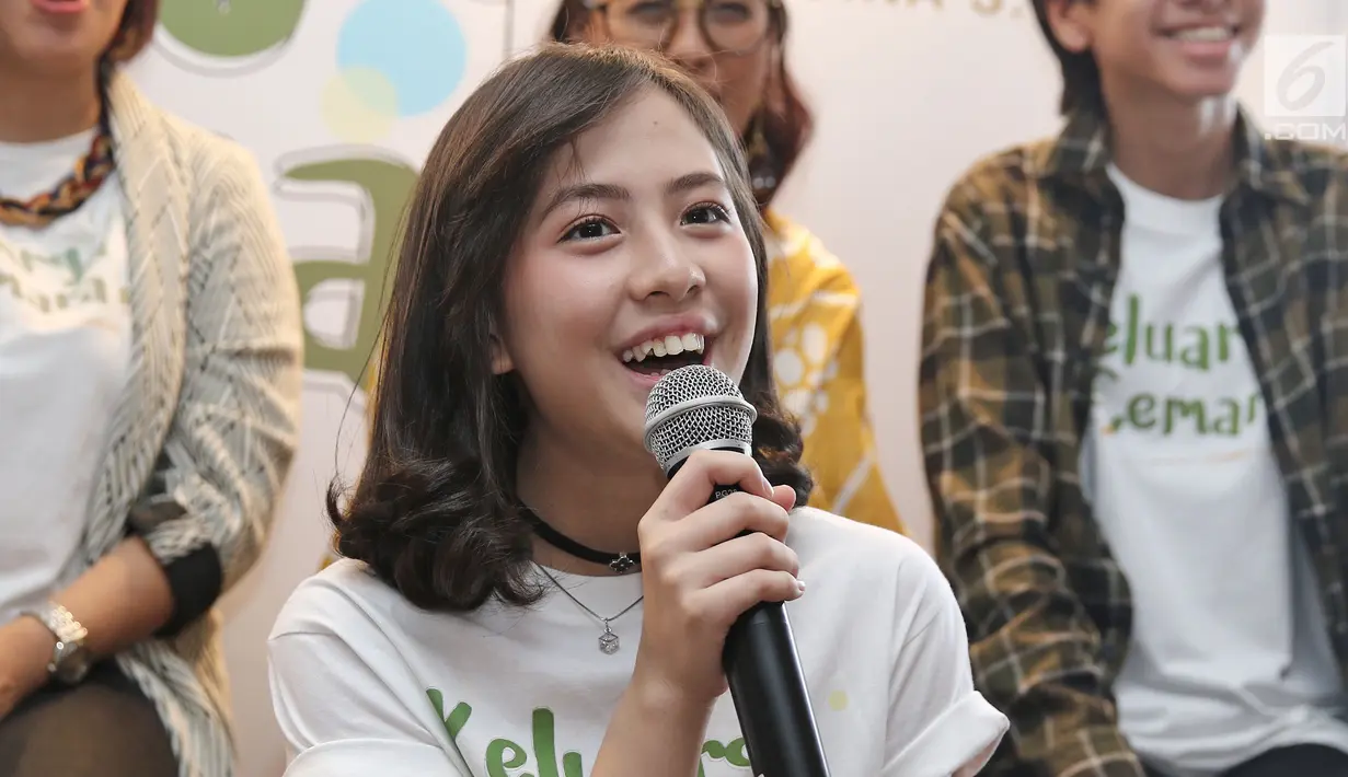 Pemain film Keluarga Cemara, Zahra JKT48 menyampaikan keterangannya saat saat syukuran menjelang syuting di kawasan Gunawarman, Jakarta, Kamis (4/1). (Liputan6.com/Herman Zakharia)