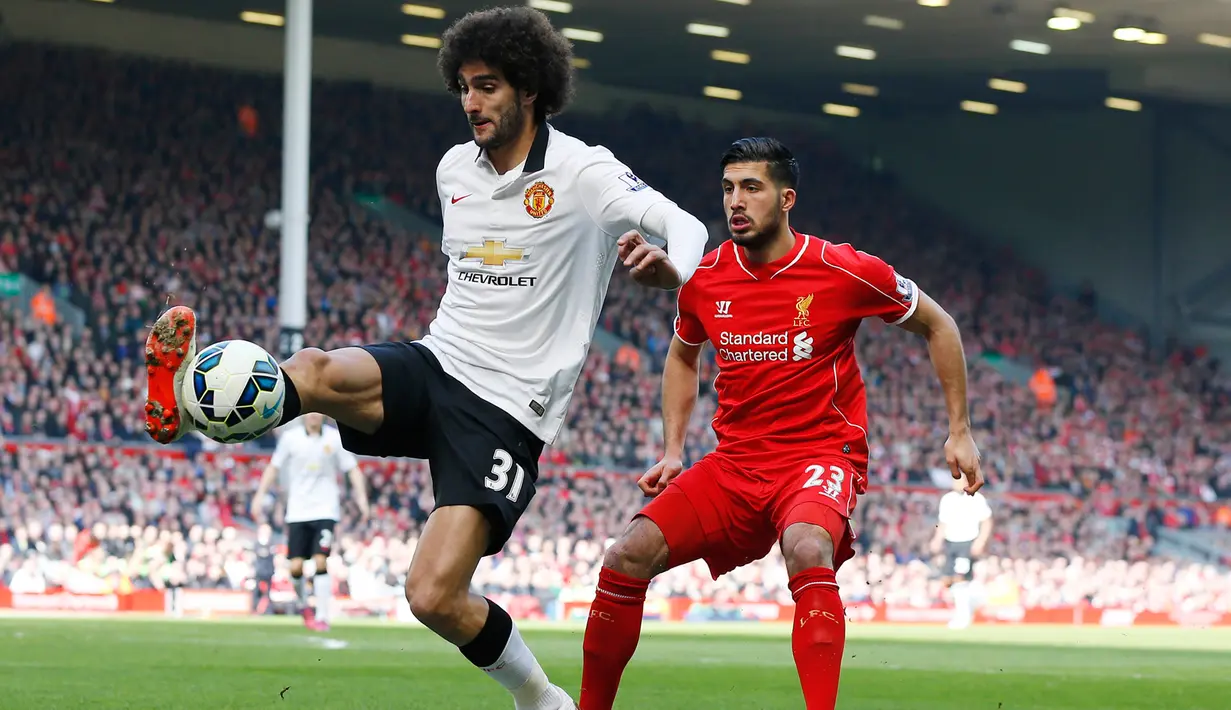 Gelandang Manchester United,  Marouane Fellaini berusaha mengontrol bola saat Laga Liga Premier Inggris di Anfield Stadium, Inggris, Minggu (22/3/2015 ). Manchester United menang 2-1 atas Liverpool. (Reuters/Phil Noble)