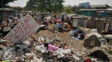  Warga mengevakuasi barang-barang miliknya saat penggusuran di kawasan TPU Menteng Pulo, Jakarta Selatan (7/4). Lebih dari seratus kepala keluarga digusur karena menempati lahan dan mendirikan bangunan di pemakaman umum. (Liputan6.com/Gempur M Surya)