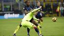 Pemain Inter Milan, Geoffrey Kondogbia (kiri) berebut bola dengan pemain Bologna, Emil Krafth pada laga Coppa Italia melawan Bologna di Giuseppe Meazza, Milan, (17/1/2017). Inter Milan 3-2.  (AP/Luca Bruno)