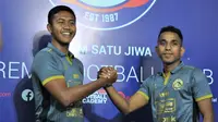 Dua pemain anyar Arema FC, Ganjar Mukti dan Pandi Lestaluhu. (Bola.com/Iwan Setiawan)