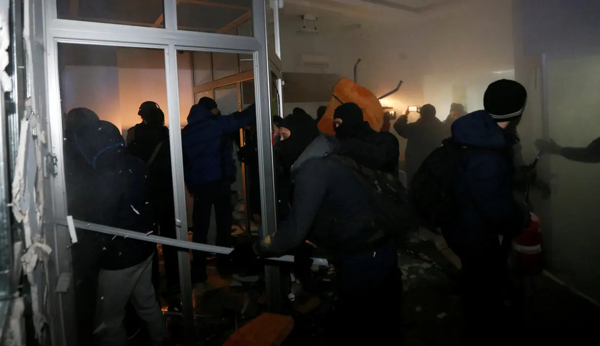 Para demonstran saat menyerang bank Rusia, Sberbank di Kyiv, Ukraina, (21/11). Tragedi kerusuhan 2014  memprotes digulingkannya Presiden Viktor Yanukovych yang dianggap setia kepada Rusia. (REUTERS/Valentyn Ogirenko)