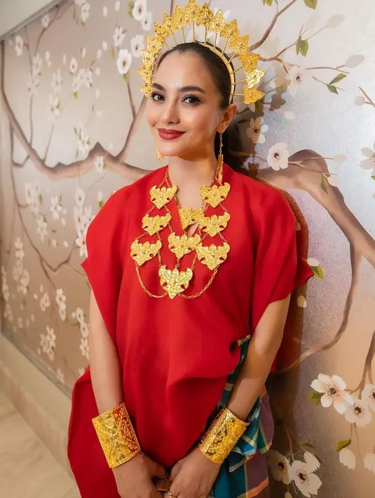 Istri Ibnu Jamil itu mengenakan baju bodo berwarna oranye, lengkap dengan aksesori kepalanya.  [Instagram/ririnekawati]