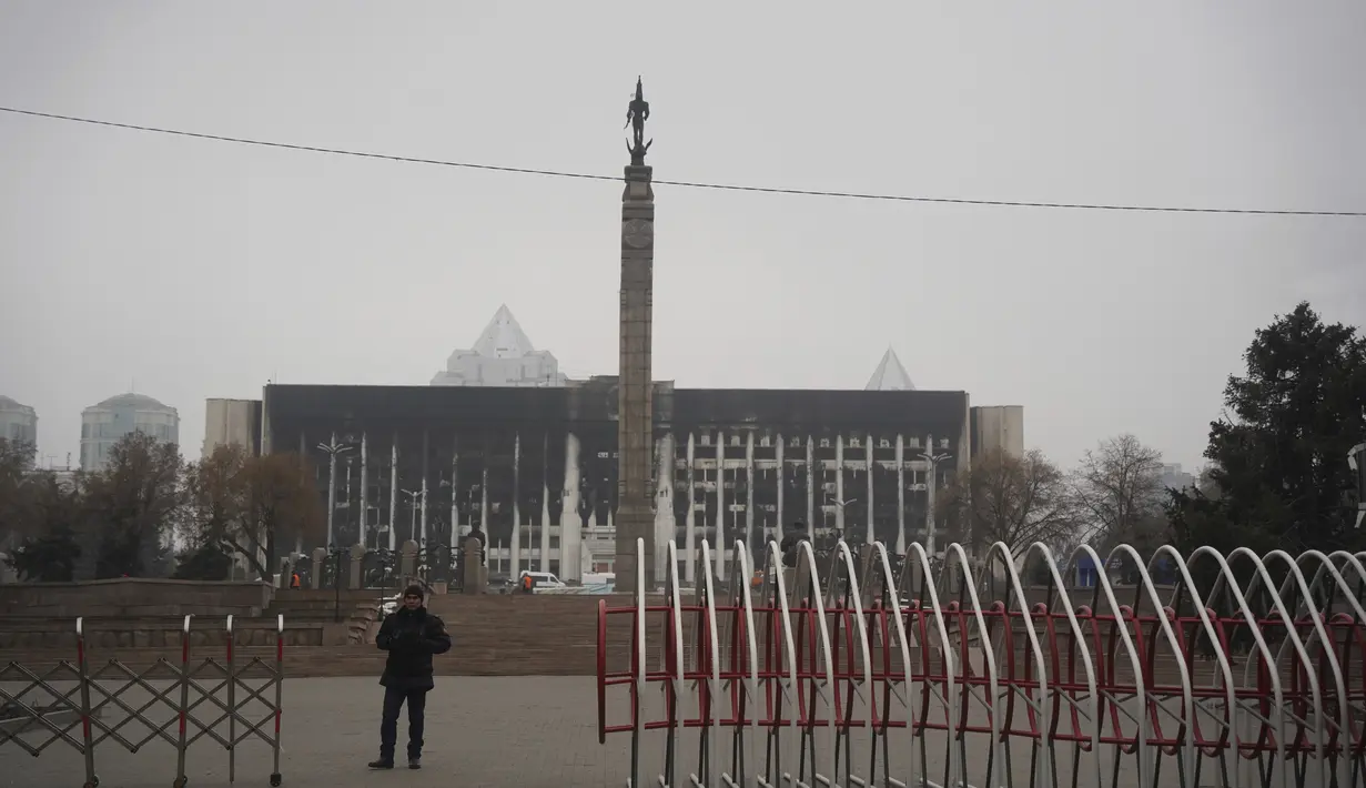Pemandangan gedung balai kota setelah bentrokan di alun-alun yang diblokir pasukan dan polisi di Almaty, Kazakhstan (10/1/2022). Komite Keamanan Nasional, badan kontra intelijen dan anti-teror Kazakhstan, mengatakan situasi di negara telah "stabil dan terkendali." (Vladimir Tretyakov/NUR.KZ via AP)