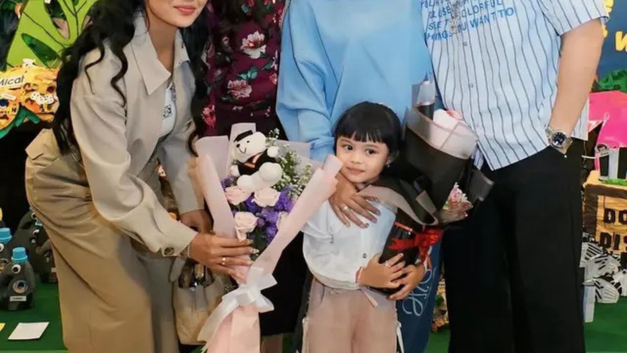 Gaya Kompak Kris Dayanti dan Ashanty Dampingi Sang Cucu, Ameena di Konser Sekolah