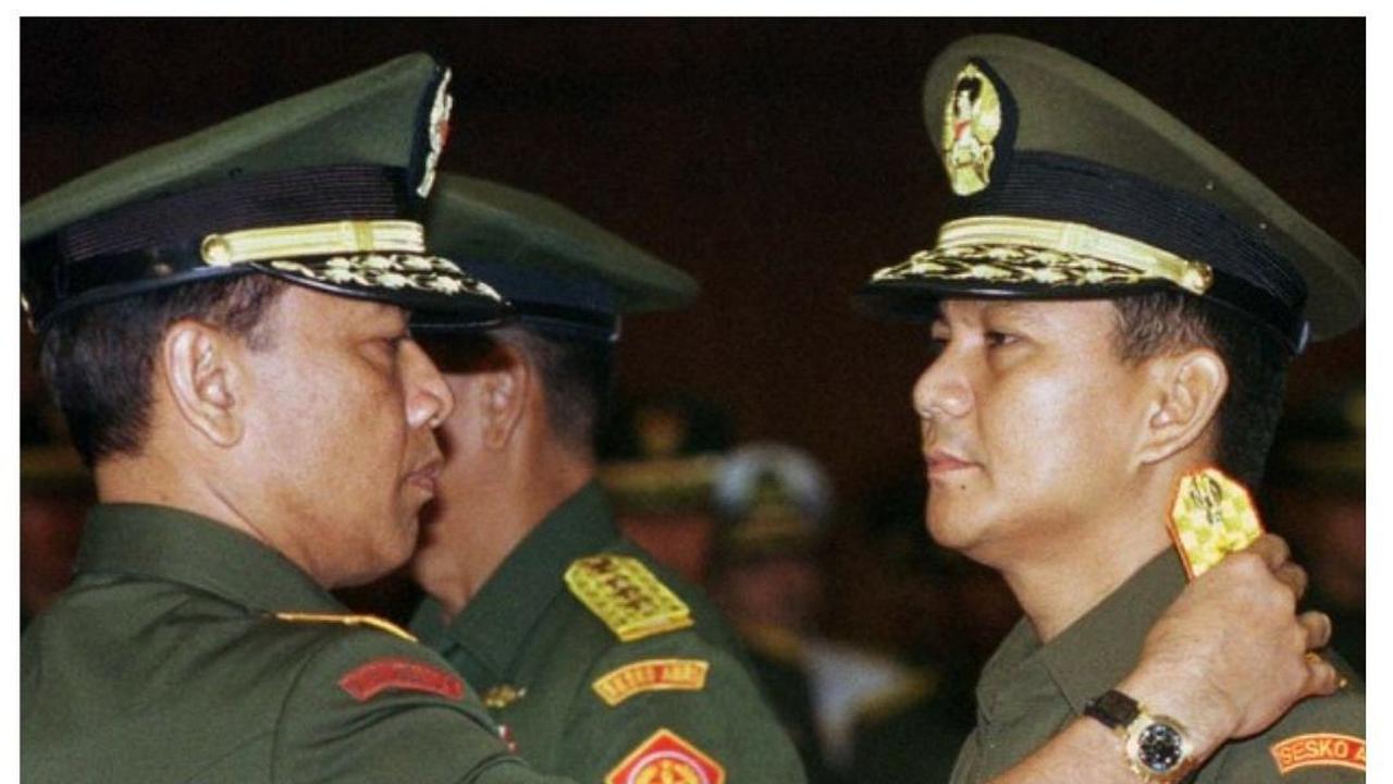 FOTO: Dua Momentum Prabowo dengan Seragam TNI: Dulu Pangkat Dicopot Wiranto, Kini Diberi Bintang 4 Jokowi