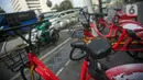 Kondisi tak terawat sepeda Gowes di kawasan Bundaran HI, Jakarta, Selasa (28/6/2022). Tak terawatnya layanan sepeda sewa (bike sharing) membuat pedestrian kawasan Bundara HI tampak kotor karena jejeran layanan sepeda sewa tak terurus. (Liputan6.com/Faizal Fanani)