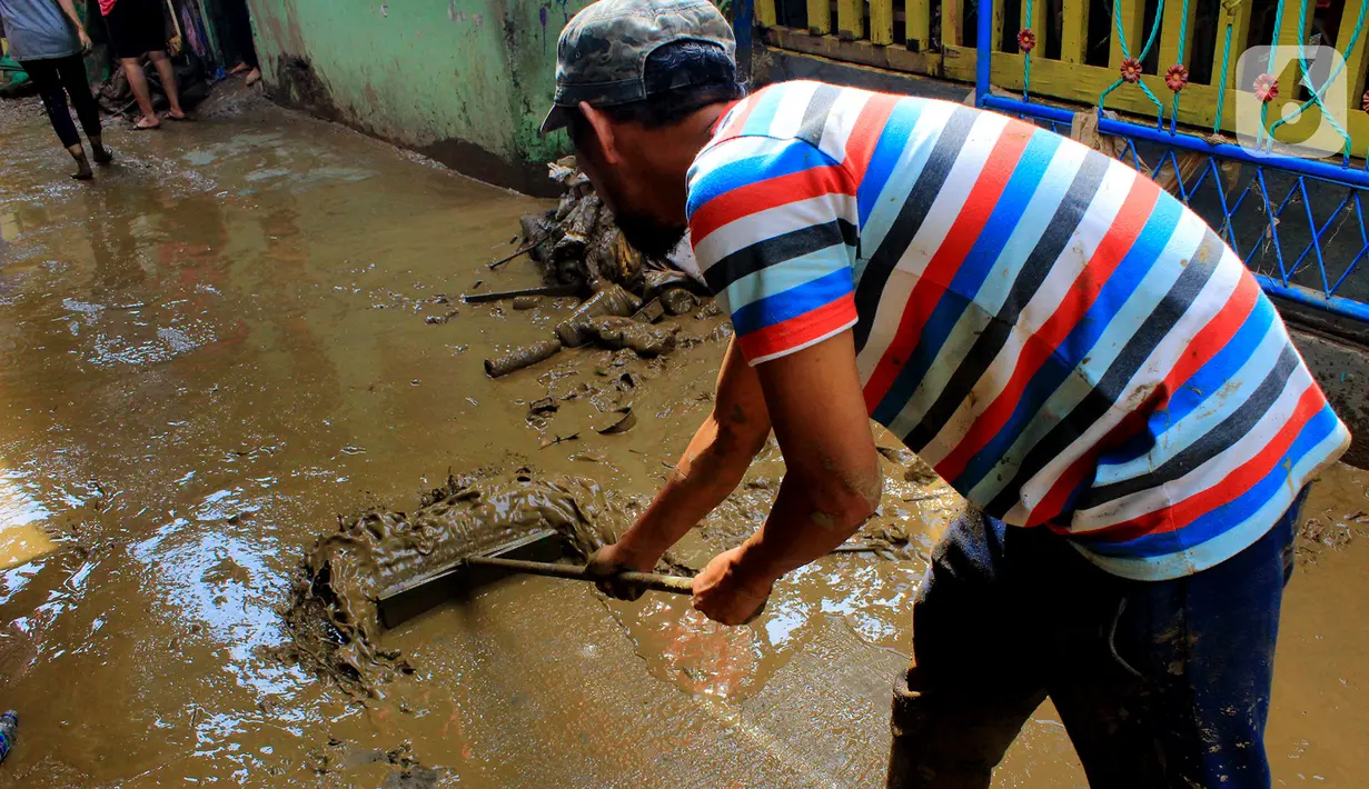 Warga kerja bakti membersihkan sisa lumpur dan sampah usai banjir melanda Kampung Melayu, Jakarta, Jumat (3/1/2020). Banjir yang melanda Kampung Melayu menyisakan sisa sampah dan lumpur. (merdeka.com/Magang/Muhammad Fayyadh)