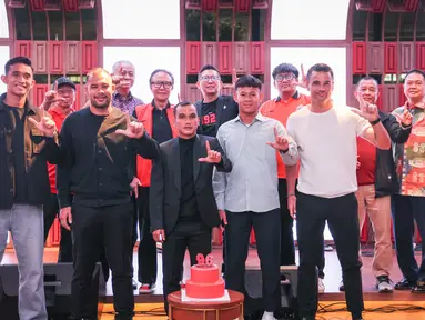 Perwakilan pemain Persija Jakarta (ki-ka), Rizky Ridho, Andritany Ardhiyasa, Riko Simanjuntak, Muhammad Zhahabi Gholy, dan pelatih Carlos Pena berfoto bersama pada acara perayaan Hari Ulang Tahun Persija ke-96 di Trinity Tower, Jakarta, Kamis (28/11/2024). (Bola.com/Abdul Aziz)