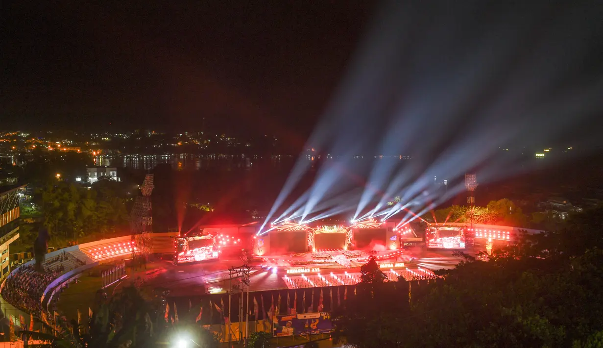 Suasana penutupan Peparnas Papua di Stadion Mandala, Jayapura, Papua, Sabtu (13/11/2021). Upacara penutupan dimulai dengan dinyanyikannya Indonesia Raya.  (ANTARA FOTO/Raisan Al Farisi/nym)