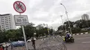 Plang pemberitahuan larangan sepeda motor melintas yang terpampang di jalan Medan Merdeka Barat, Jakarta, Selasa (7/11). Anies meminta ada perubahan agar motor bisa difasilitasi di Jalan MH Thamrin. (Liputan6.com/Faizal Fanani)