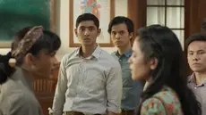 Arya Saloka dalam film Habibie & Ainun 3. (Foto: YouTube/Netflix Indonesia)