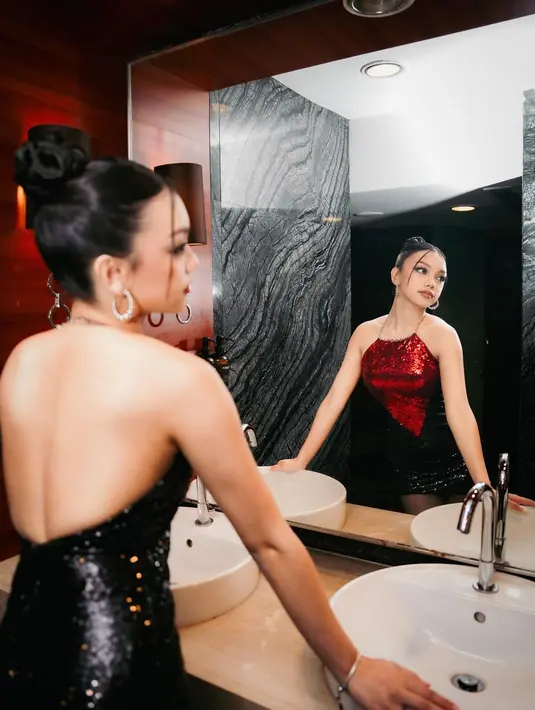 Naura Ayu menutup penampilannya dengan platform heels dan aksesori anting gantung yang statement. [@naura.ayu]