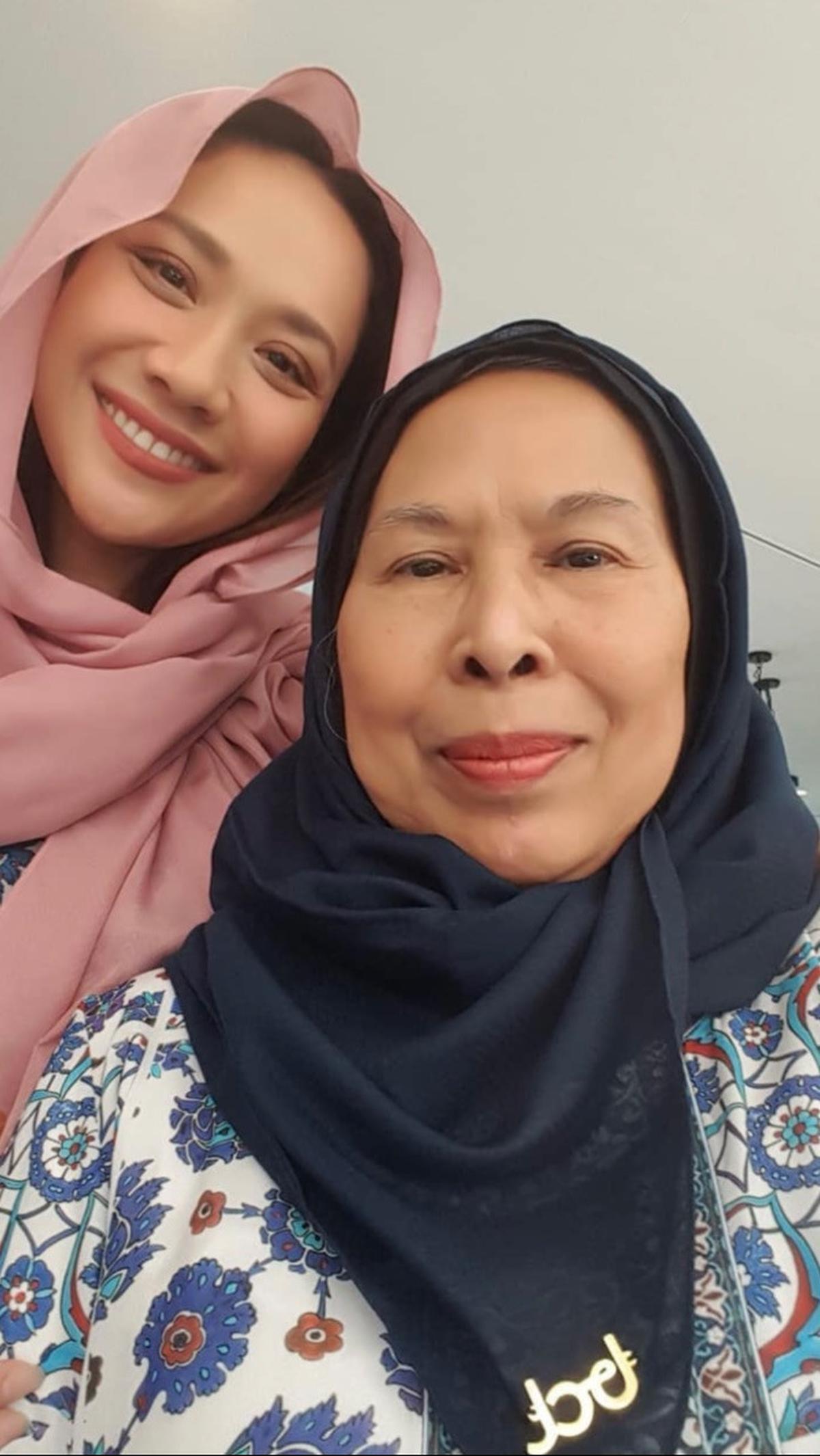 Intip potret kedekatan Bunga Citra Lestari dengan ibu dan keluarga Ashraf Sinclair.