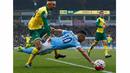 Pemain Norwich City,  Gary O'Neil (kiri) menahan laju pemain, Manchester City, Sergio Aguero pada lanjutan liga Inggris pekan ke-30 di Stadion Carrow Road, Norwich, Sabtu (12/3/2016).  (AFP/Lindsey Parnaby)