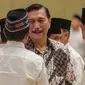 Menko Maritim Luhut Binsar Pandjaitan berbincang saat menghadiri acara Buka Puasa Bersama Partai Golkar, di Jakarta, Minggu (19/5/2019). Kegiatan tersebut mengangkat tema Menjemput Kemenangan Ramadan. (Liputan6.com/Faizal Fanani)