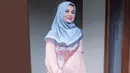 Terlepas dari suasana liburannya di Turki, dalam kesehariannya Shireen juga lebih sering terlihat memakai gamis. Kali ini, ia memilih warna pink dengan hijab biru paduannya. (Instagram/shireensungkar)