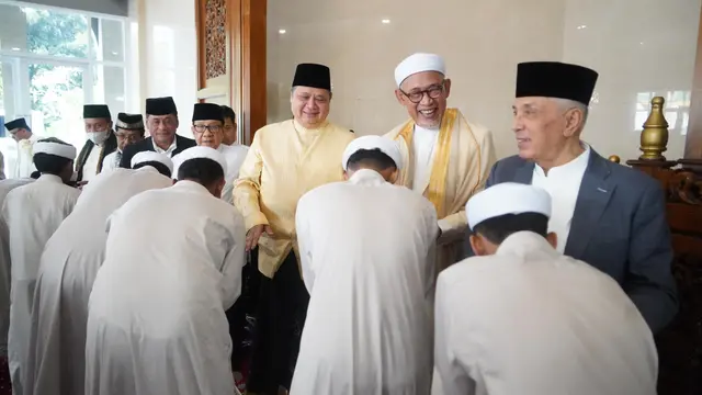 Ketua Umum Partai Golongan Karya (Golkar), Airlangga Hartarto merayakan hari raya Idul Adha dengan keluarga para kadernya, yang diawali dengan salat ied di Masjid Ainul Hikmah, DPP Partai Golkar, Jakarta.