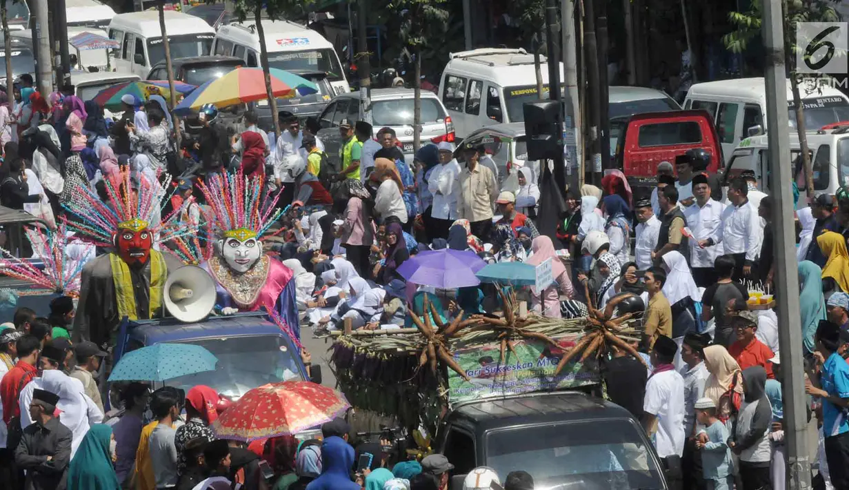 Pawai ondel-ondel meramaikan Musabaqah Tilawatil Quran (MTQ) ke-9 tingkat Kota Tangerang Selatan (Tangsel), Banten, Senin (17/9). MTQ dilangsungkan pada tanggal 17 hingga 20 September 2018. (Merdeka.com/Arie Basuki)