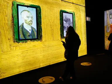 Pengunjung mengamati sejumlah koleksi dalam proyek pameran Meet Vincent van Gogh Experience di London, Inggris, Selasa (25/2/2020). Acara ini merupakan proyek persembahan Museum Van Gogh untuk fokus pada kisah hidup inspiratif pelukis tersebut. (Xinhua/Han Yan)