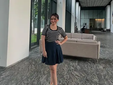 “Boleh kan sekali kali feminim,” tulis Tissa Biani lewat fotonya di sebuah hotel. Tissa Biani pakai atasan bermotif garis-garis hitam putih yang dipadukan dengan rok mini biru. Penampilannya terlihat santai namun tetap stylish, cocok dengan latar ruangan modern yang elegan. (Liputan6.com/IG/@tissabiani)
