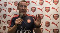 Mantan pemain Arsenal, Ray Parlour, menyapa penggemarnya saat jumpa fans di Toko Puma Kota Kasablanka, Jakarta, Sabtu (29/4/2017). (Bola.com/Vitalis Yogi Trisna)