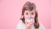 Mengajarkan anak agar tidak mudah tergiur makanan manis. (Foto: Freepik/pvproductions)