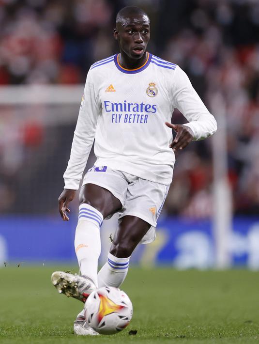 Bek Real Madrid, Ferland Mendy mengontrol bola saat bertanding melawan Athletic Bilbao pada pertandingan La Liga Spanyol di stadion San Mames, Spanyol, Kamis (23/12/2021). Hasil ini membuat Madrid mengoleksi 46 poin, masih di peringkat pertama klasemen Liga Spanyol. (AP Photo/Ricardo Larreina)