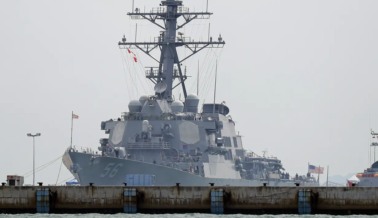Kapal USS John S. McCain terlihat berlabuh setelah kecelakaan di pangkalan angkatan laut Changis, Singapura (21/8). Insiden terjadi ketika kapal USS John S. McCain sedang menuju Singapura untuk pengecekan rutin di pelabuhan. (AP Photo / Wong Maye-E)