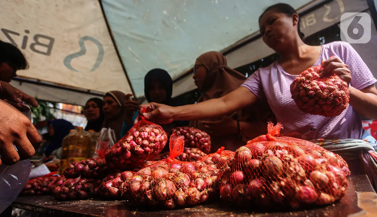 Sejumlah warga memilih bawang saat Gerakan Pasar Murah (GPM) Bawang Merah di halaman Kantor Kelurahan Tegal Parang,  Jakarta, Senin (6/5/2024). (Liputan6.com/Angga Yuniar)