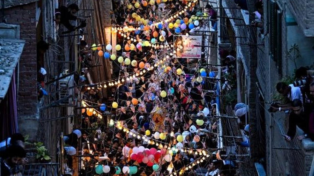 Acara ini tampak meriah karena suasana kota yang dihiasi dengan berbagai lampu, balon-balon, dan dekorasi bendera.&nbsp;Khaled Desouki/AFP