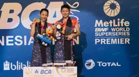 Ganda putri Jepang, Misaki Matsutomo dan Ayaka Takahasahi, berhasil menjadi juara Indonesia Open 2016 usai menaklukan ganda putri China, Tang Yuanting dan Yu Yang pada laga final di Istora Senayan, Minggu (5/6/2016). (Bola.com/Vitalis Yogi Trisna) 