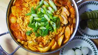 Budae jjigae biasanya diisi dengan mie instan, berbagai sayuran, dan daging. Pastikan untuk memasukkan kimchi, gochujang, dan gochugaru sebagai bumbu utamanya. (Foto: Korean Kitchen)