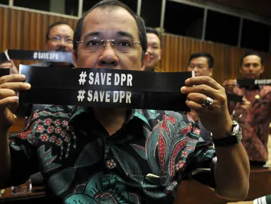 Anggota DPR yang juga Anggota MKD Akbar Faisal menunjukan Pita Hitam bertuliskan "Save DPR" dan mendeklarasikan untuk menyelamatkan Kehormatan DPR, meminta Setya Novanto Turun Dari Jabatannya, Jakarta, Selasa (15/12). (Liputan6.com/Johan Tallo)