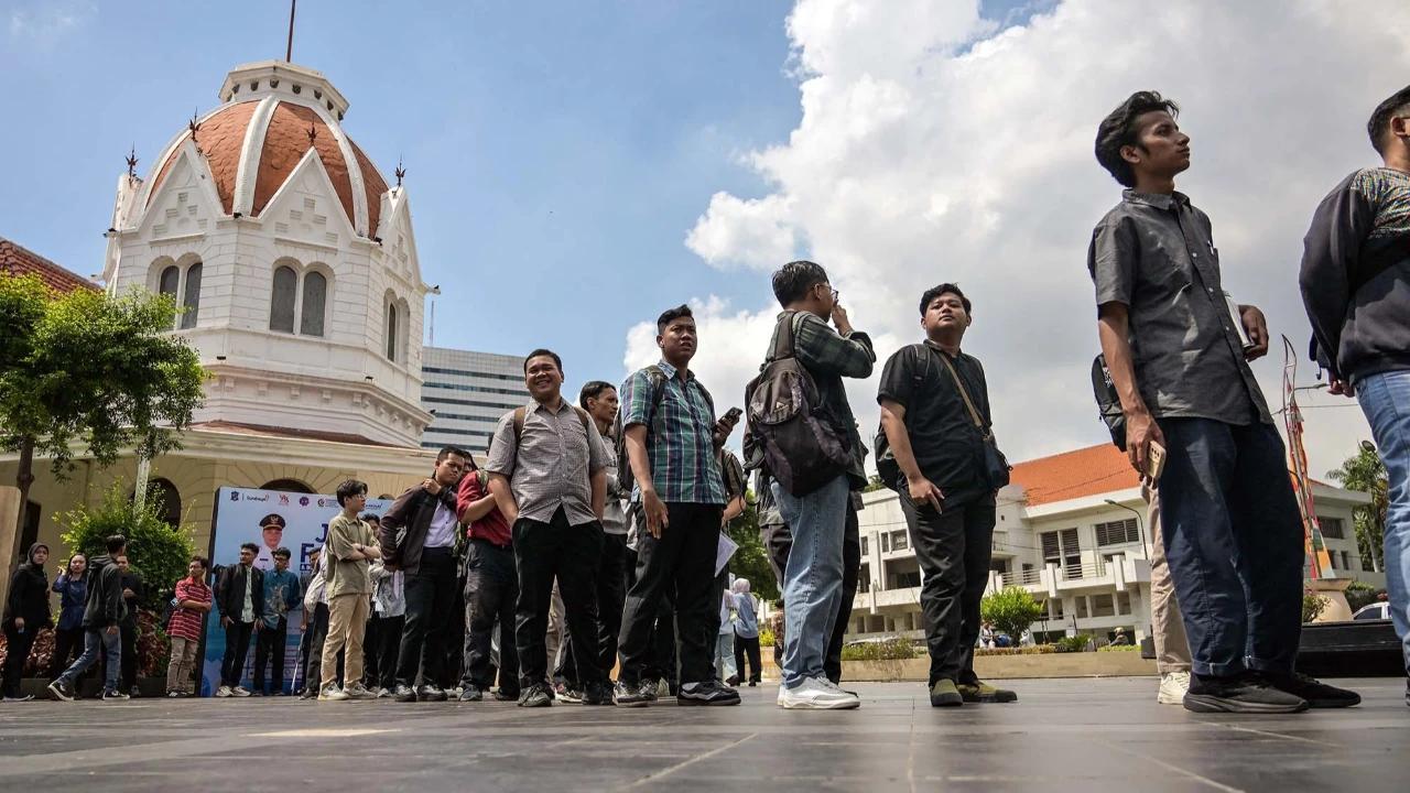 FOTO: Antrean Pencari Kerja Mengular di Job Fair Surabaya 2026