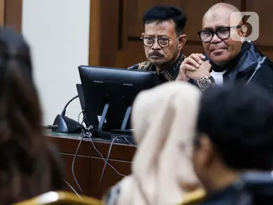 Mantan Menteri Pertanian, Syahrul Yasin Limpo (kiri hadap kamera) saat menjalani sidang lanjutan kasus dugaan pemerasan dan gratifikasi di lingkungan Kementerian Pertanian (Kementan) di Pengadilan Tipikor, Jakarta, Senin (27/5/2024). (Liputan6.com/Herman Zakharia)