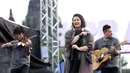 Penyanyi Sita Nursanti saat membawakan lagu selama Prambanan Jazz Festival 2019 di Pelataran Candi Prambanan, Yogyakarta, Sabtu (6/7/2019). Prambanan Jazz Festival 2019 menjadi ajang reuni bagi Rida Sita Dewi setelah dua tahun tidak manggung bersama. (Fimela.com/Bambang E.Ros)